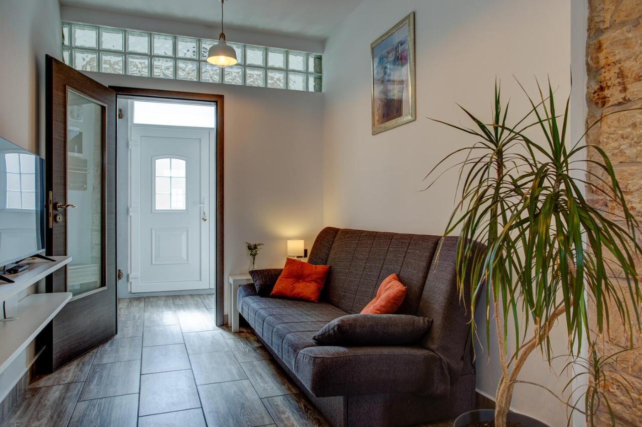 Apartment Laura With Terrace Воднян Екстериор снимка