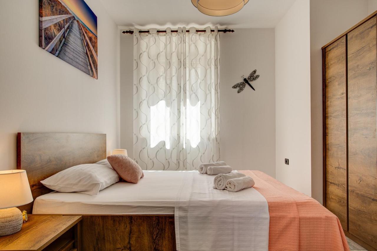 Apartment Laura With Terrace Воднян Екстериор снимка
